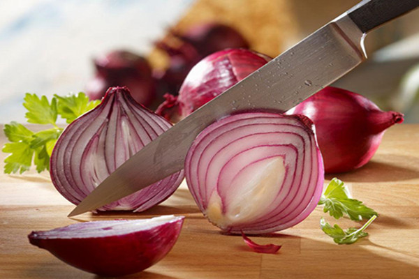 洋葱还含有一种名叫槲皮素的物质,能抑制致癌细胞活性,阻止癌细胞生长_乐 
